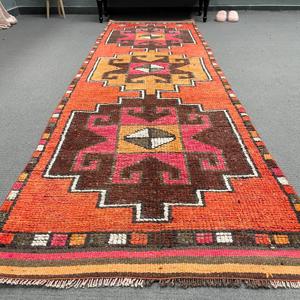 Alfombra Turca Vintage, Alfombra de 3x10.1 pies, Alfombra de Lana Abstracta Roja Marrón - Product Image 1