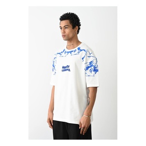 Camiseta de punto estampada oversize para hombre, ropa de fitness estilo urbano con logo, talla grande, largo extendido, 100% algodón, transpirable, de secado rápido - Product Image 2
