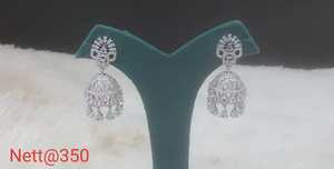 Boucles d'oreilles en laiton intemporelles avec étincelle de diamant américain parfaites pour les looks ethniques et les tenues de fête des femmes - Product Image 4