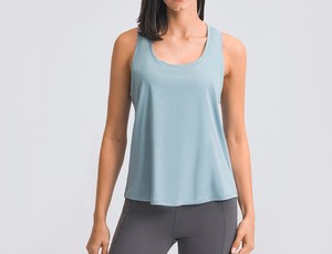 เสื้อกล้ามทรงเข้ารูปสำหรับผู้หญิง OEM/ODM แบบสั่งทำพิเศษ ระบายอากาศได้ดี เป็นมิตรกับสิ่งแวดล้อม แห้งเร็ว สีขาว ผ้าริบเนื้อนุ่ม ยืดหยุ่นได้ คอปกปีเตอร์แพน - Product Image 6