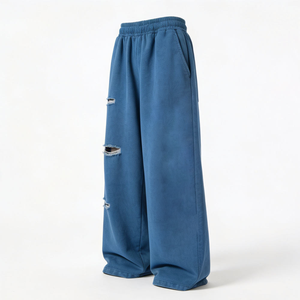 Perfecto si buscas pantalones deportivos de estilo urbano en tonos azules, con un ajuste relajado y un estilo urbano que combina bien con camisetas gráficas y sudaderas. - Product Image 2