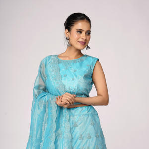 Conjunto de Lehenga Choli de red bordada para niñas con Dupatta |   Conjunto de Ropa para Niños para Bodas, Festivales y Venta al por Mayor - Product Image 3