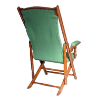 Ce canapé-lit pliable en teck massif et mousse moelleuse est parfait pour se détendre sur la terrasse ou à la plage.