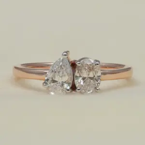 Bague Toi et Moi en Diamant de Laboratoire, Tailles Poire et Ovale, Bande de 2,0 mm, Couleur F (Blanc pour Platine), Options en Argent Sterling/Platine/Or - Product Image 4