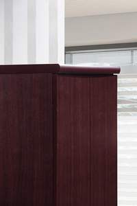 ตู้เสื้อผ้า 2 ประตูโฮเดดาห์พร้อมชั้นวางแบบปรับได้/ถอดออกได้และราวแขวน สีมะฮอกกานี - Product Image 6