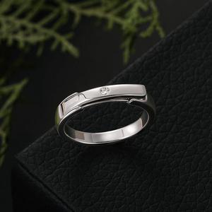 Bague médaillon Jeulia personnalisée gravée « Unité Éternelle » pour homme – Alliance classique en zircon - Product Image 5