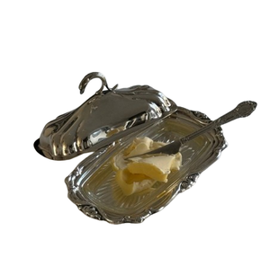 Plato de mantequilla de metal y plato de servidor de queso estilo vintage Acero inoxidable ideal para uso en mesa de comedor de cocina - Product Image 4