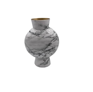 Vase à fleurs en métal vieilli chic avec finition vieillie pour se fondre sans effort dans des thèmes rustiques, de ferme et industriels - Product Image 3