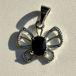Pendentif papillon ovale en onyx noir 100% naturel, design minimaliste unisexe, plaqué rhodium, argent sterling fin, charmes naturels - Product Image 3