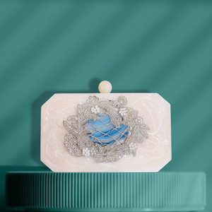 Sac de soirée en résine perlée, pochette de mariage pour femmes, pochette à rabat avec cadre métallique personnalisé pour femmes, Guru Kirpa Export House - Product Image 3