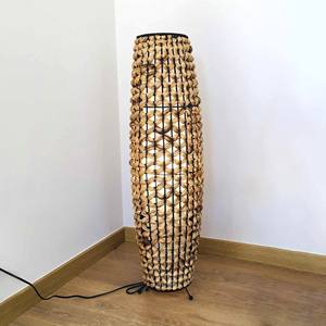 โคมไฟตั้งพื้นทรงโบโฮ ทำจากผักตบชวา สำหรับตกแต่งห้องนั่งเล่นและห้องนอน โคมไฟสานมือจากวัสดุธรรมชาติ ให้แสงสว่างแบบธรรมชาติ - Product Image 1
