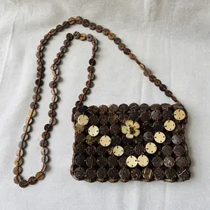 Женская сумка из кокосовой скорлупы