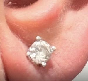 Pendientes solitarios clásicos con diamantes cultivados en laboratorio de 0.20 quilates en oro amarillo, blanco y rosa de 14 quilates - Product Image 1