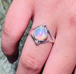 แหวนโอปอลเอธิโอเปียเงินแท้ 925 ชุบเงิน งานแฮนด์เมด สไตล์โบโฮ ประดับขอบรูปหัวใจ แหวนประจำเดือนตุลาคม - Product Image 1
