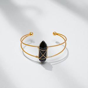 Bracelet manchette en obsidienne noire à double pointe-Laiton plaqué or sans nickel de haute qualité-Bracelets en gros faits à la main - Product Image 1