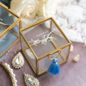 กล่องจัดระเบียบแก้วที่ได้รับการออกแบบอย่างพิถีพิถันนี้โดดเด่นด้วยรูปทรงสี่เหลี่ยมผืนผ้าสีทองอันงดงาม - Product Image 3