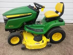 Excelente maniobrabilidad entre obstáculos. Tractor cortacésped John Deere X380 de grado industrial en venta. - Product Image 5