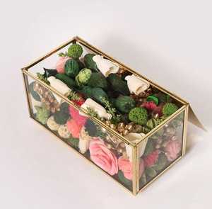 Elegante Candelabro Belle Advent |   Caja Decorativa para Velas de Cuatro Velas con Detalles Dorados, de Vidrio y Metal - Product Image 5