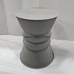 Elegante mesa de centro redonda con un diseño único con una base de columna sólida hecha de hormigón de alta calidad en un tono gris - Product Image 4