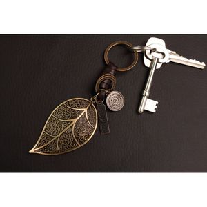 Llavero con Forma de Ballena con Cuero, Bonito Colgante de Latón con Detalle de Flor, Llavero Inspirador, Accesorio Único para Llaves, Regalo Original - Product Image 5