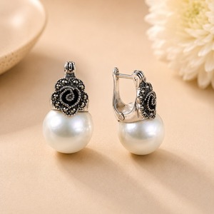 Boucles d'oreilles pendantes en argent sterling avec pierres de marcasite, motif floral et perles de coquillage - Product Image 3