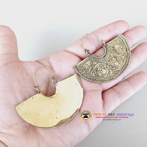 Boucles d'oreilles en laiton demi-lune gravées à la main du patrimoine tribal traditionnel Conception personnalisée pour les commandes en gros - Product Image 5