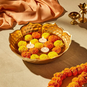 Solimo เชิงเทียนโลหะเคลือบเงาสีทองพร้อมชามดอกบัว Urli เทียนคริสต์มาสแบบลอยน้ำดอกไม้ตกแต่งสีทอง - Product Image 1