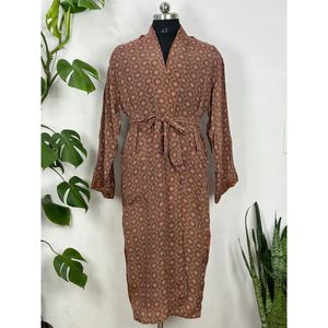 Robe de chambre de luxe pour homme en satin, soie recyclée durable, style kimono vintage, tenue d'intérieur courte, élégante, masculine, classique intemporelle - Product Image 4
