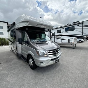Intérieur de camping-car moderne Joyco avec évier de cuisine, four, espace repas, construction en acier et aluminium, garantie d'un an - Product Image 4