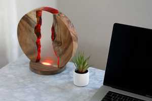 Lampe de table artistique moderne en bois et résine pour un style d'intérieur élégant, éclairage d'ambiance et décoration intérieure - Product Image 5