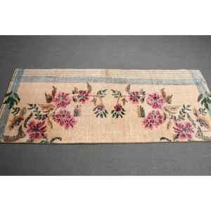 Tapis turc 2,4 x 5,8 pieds, tapis rose à pois en laine - Product Image 2