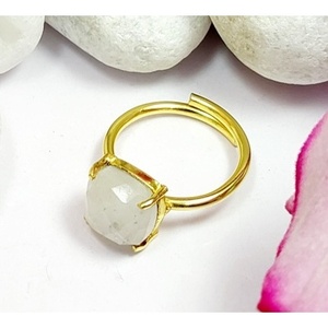 แหวนมูนสโตนสีรุ้งชุบทองเหลืองสไตล์เรียบง่าย - Product Image 1
