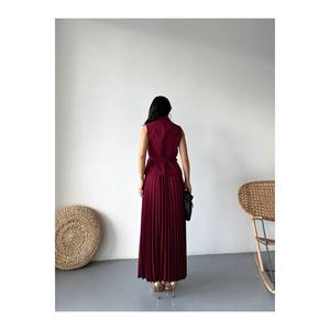 Completo gonna a pieghe da donna con gilet abbottonato con cintura elegante - Product Image 4