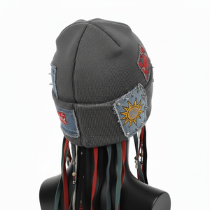 หมวกบีนนี่ไหมพรมอะคริลิกพรีเมียมสำหรับผู้หญิง 200 GSM อุ่นสบายสำหรับฤดูหนาว สีเทา หลากสี ปักลายโลโก้โลหะติดหมวก หมวกบีนนี่ลาย jacquard - Product Image 4