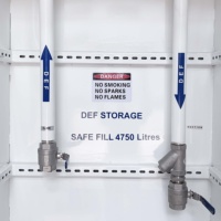 Çift Cidarlı Kendinden Bağlantılı DEF Transfer Tankı 5000 Litre Kilitlenebilir Pompa Odası AdBlue Depolama Tankı Avustralya Standardı