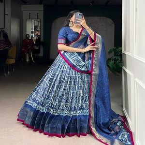 Conjunto de Lehenga Choli VASTRA COTTAGE con Estampado Batik de Seda Dola, Lehenga y Blusa con Bordado Zari, Ropa Étnica de Diseñador - Product Image 3
