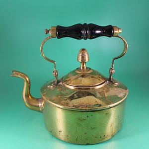 Té de latón antiguo con diseño tradicional y mango de baquelita Hervidor de latón retro con pátina - Product Image 2