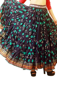 ชุดเลเฮนกาพิมพ์ลายแบนดานีสีดำ พร้อมชุดโชลีเปิดไหล่สีแดงประดับเข็มขัดที่เอวสำหรับการแสดงบนเวที - Product Image 4