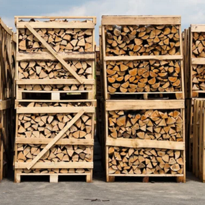 Bois de chauffage sec Ankara : Lot de bois empilé dans une caisse en bois avec sangles métalliques pour stockage extérieur - Product Image 4