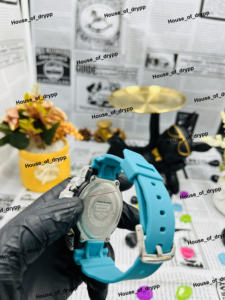 Reloj Digital Iced Out con Moissanita y Piedras Multicolor, Plata 925, Aspecto de Diamante, Correa de Goma Azul, Estilo Urbano Premium - Product Image 3