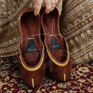 Chaussures Khussa pour femmes sur mesure, antidérapantes, de haute qualité, avec dessus en velours doux, semelle en cuir, broderie, design tendance, quantité en gros - Product Image 3