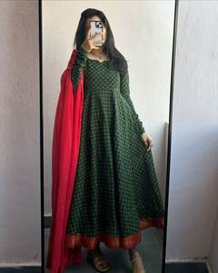 All Over Digital Printed Trendy Fashion para mujer algodón largo Anarkali bordado Kurti a un precio asequible - Product Image 2