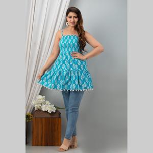 Haut sans manches smocké en tissu tissé respirant imprimé coton bleu aqua - Product Image 1