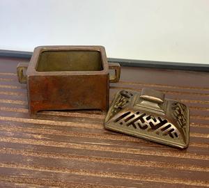 Quemador de Incienso Bakhoor Clásico de Latón con Tapa, Artesanía Tradicional Árabe Religiosa, 100% Natural y Duradero para Amantes de las Fragancias para el Hogar - Product Image 4