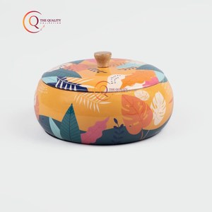 La boîte à casseroles ronde décorative faite à la main la plus vendue avec sculpture à la main garde vos rotis au chaud dans le style disponible à la vente - Product Image 1