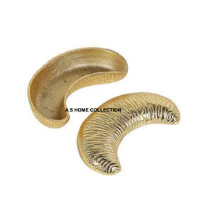 Forme de noix de cajou finition dorée métal fantaisie maison et jardin vaisselle noix et fruits secs bol de service - Product Image 1