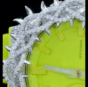 Reloj Digital con Diamantes de Imitación VVS Moissanite, Correa Amarillo Neón, Diseño de Lujo Inspirado en T*mepi*ce, Bisel con Púas, Diseño Personalizado - Product Image 4