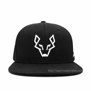 Sombreros Snapback bordados con logotipo personalizado de alta calidad, pico plano con lona lateral trasera ajustada y tela polivinílica para escenas al aire libre - Product Image 1