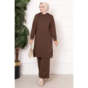 Chándal con capucha marrón con detalle de emblema y estilo icónico de hilo doble para comodidad y estilo - Product Image 5