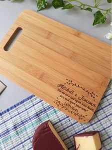 Tabla de cortar personalizada para boda, regalo de boda personalizado, regalo de compromiso para boda, tabla de cortar para parejas - Product Image 5